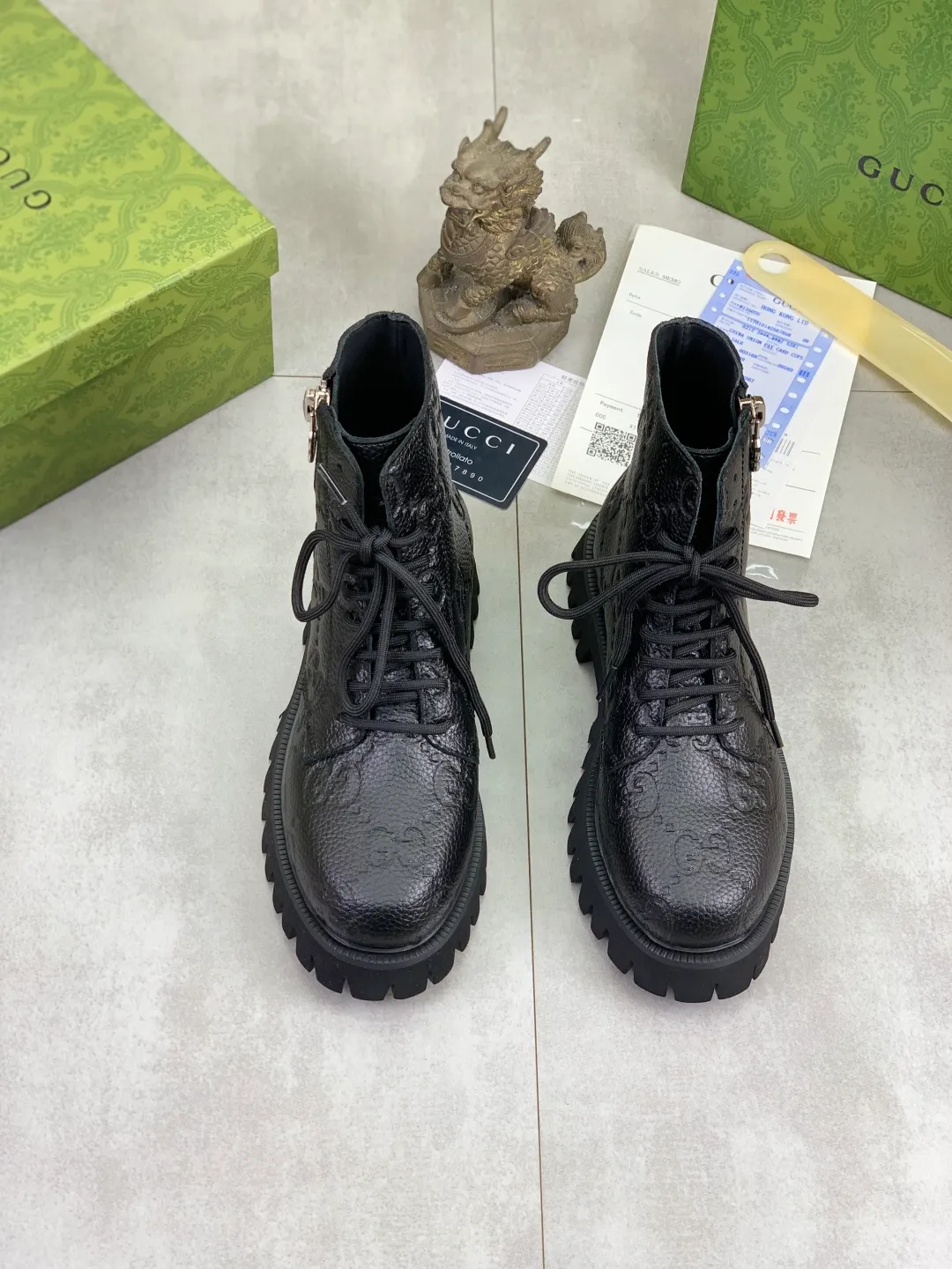 Men's Men's Shoes 💰P542 💰【New Style】 Gucci lazy slip-on couple 🧑‍🤝‍🧑 style high-top leather shoes hot selection (Gucci GUCCI) official website latest Gucci lazy 🎁 leather shoes, hot style 💥 style is simple and elegant, exclusive for trendy men. Unique official website latest brand original double G pressure Floral elements 👑 Original Gucci decoration, fashionable and elegant, fabric original calf leather with double G denim ✅ Fully imported soft sheepskin lining, official website designated wear-resistant lightweight foam business outsole, classic model taken in kind 🎬 Size: 35-45 Available in black color